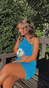 Vestido ajustado azul de un solo hombro para fiesta de bienvenida Y3020