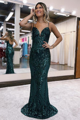 Robe de bal longue sirène à fines bretelles et sequins vert pailleté