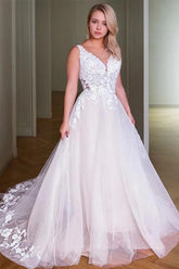 Vestidos de novia estilo princesa con escote en V, cola de barrido y apliques de encaje WD710