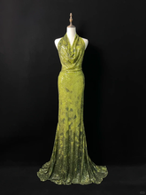 Precioso vestido de fiesta largo de sirena con lentejuelas, escote halter y espalda descubierta, color verde, modelo Y8647