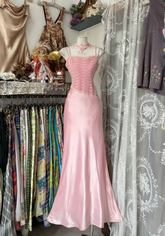 Elegante vestido de noche de sirena rosa con tirantes finos de satén Y8104