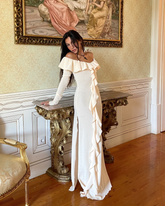 Elegante vestido largo de fiesta color crema con hombros descubiertos, volantes y abertura lateral Y7975