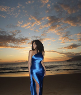 Vestido de fiesta azul marino con un solo hombro, corte recto y abertura lateral, modelo Y8150