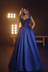 Vestido de noche princesa azul real con escote corazón y corte en A