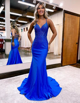 Vestido de fiesta de satén con tirantes finos estilo sirena y espalda con corsé