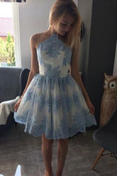 Robe de bal courte bleue trapèze sans manches de princesse avec appliques