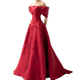 Elegante vestido de noche rojo con hombros descubiertos y flores 3D LA72778