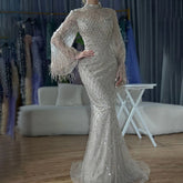 Robe de soirée luxueuse à manches longues et plumes vert sauge LA72394A