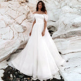Vestidos de novia bohemios sencillos de corte A, sexys, con hombros descubiertos, de tul blanco plisado, ideales para la playa, fiestas formales, graduaciones y bodas. Colección 2023.
