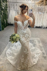 Vestido de novia largo de sirena con escote corazón, hombros descubiertos y apliques brillantes