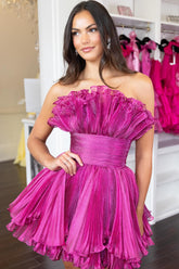 Elegante vestido corto de fiesta fucsia sin tirantes, corte en A y con volantes