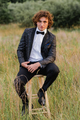 Costume de bal deux pièces pour homme, en jacquard noir à revers châle.