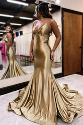 Vestido largo de fiesta sirena dorado con tirantes finos, satén y aberturas