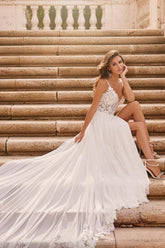 Vestidos de novia blancos largos de corte A, escote en V, de gasa, encaje y espalda descubierta con abertura.