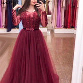 Vestido de noche de tul rojo vino con corte en A y mangas largas con cristales, vestido formal de lujo 2025 LA70280