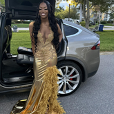 Vestido de noche de satén lujoso con plumas y cuentas, largo con abertura, estilo baile de graduación Y7948