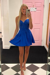 Magnifique robe de bal de promo trapèze à fines bretelles et corset ornée d'appliqués