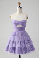 Lindo vestido corto morado de corte A con tirantes finos y volantes, ideal para fiestas de bienvenida, con abertura.