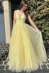 Robe de bal longue jaune en tulle, coupe trapèze, col en V et ceinture, robe de soirée