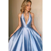 Vestido largo de fiesta sencillo, elegante, de satén azul, corte en A, con cuello halter y espalda descubierta.