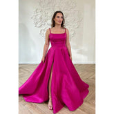 Vestido de fiesta clásico y atemporal de corte A con tirantes finos, escote redondo y abertura lateral.