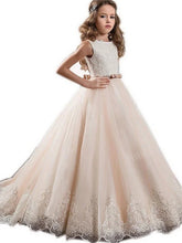 Robes de demoiselle d'honneur trapèze à col rond et traîne courte en satin et tulle