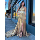 Vestido largo de noche color champán con tirantes cruzados, corte en A y cola de barrido.