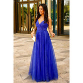 Vestido de fiesta formal de corte A, elegante y lujoso, con escote en V, tirantes cruzados y espalda descubierta.