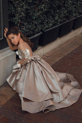 Vestido de niña de las flores corte asimétrico, de satén, con espalda transparente, apliques de encaje y lazo.