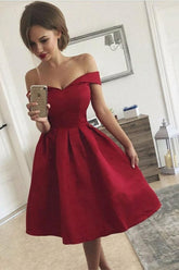 Vestido de fiesta rojo satinado plisado con escote en A y hombros descubiertos