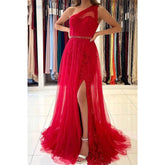 Vestido largo rojo de fiesta formal, corte línea A, un hombro descubierto, apliques de encaje y abertura.