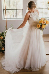 Robe de mariée en tulle à traîne balayée, col rond et coupe trapèze, ornée de dentelle WD390