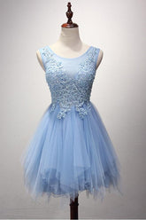 Robe de bal courte/mini en tulle, coupe trapèze, col rond et détails en perles PG124