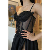 Vestido largo de fiesta negro con escote corazón y apliques de encaje