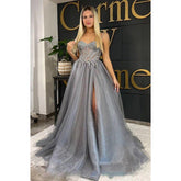 Vestido largo de fiesta plateado con escote corazón, apliques de encaje y abertura, corte en A