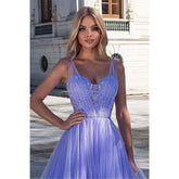 Vestido largo de gala corte A con escote corazón, color lavanda, con apliques de cuentas.