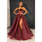 Vestido de fiesta brillante de corte A con escote corazón, top de lentejuelas y abertura.