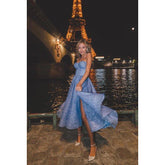 Vestido de noche midi brillante de corte A con escote corazón, sin tirantes y con abertura.