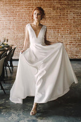 Vestido de novia largo de satén, corte línea A, escote en V, espalda descubierta y bolsillos WD005