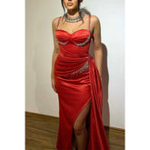 Vestido de noche para fiesta, graduación y graduación con escote en forma de corazón, tirantes finos, cuentas y cola con abertura lateral