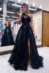 Robe de bal longue noire en tulle, coupe trapèze asymétrique, avec fente.