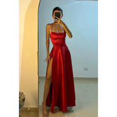 Vestido sencillo e informal de corte A con tirantes finos cruzados y abertura lateral para fiesta y graduación