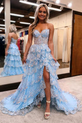 Robe de bal longue bleu clair sans bretelles, à volants étagés et fente