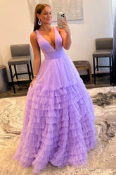 Robe de bal violette à décolleté plongeant et volants
