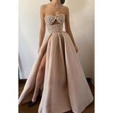 Robe de soirée longue trapèze en satin froncé à paillettes sans manches