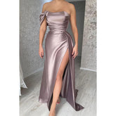 Robe de soirée longue plissée à épaules dénudées et fente latérale