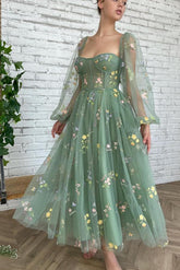 Robe de bal vert sauge à manches longues en tulle ornée de fleurs