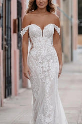 Magnifique robe de mariée blanche sans manches en dentelle colonne avec décolleté cœur et appliques