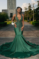 Magnifique robe de soirée sirène longue vert foncé sans manches, ornée de perles et de dentelle.