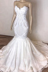 Magnifique robe de mariée sirène longue sans bretelles ornée d'appliqués en dentelle